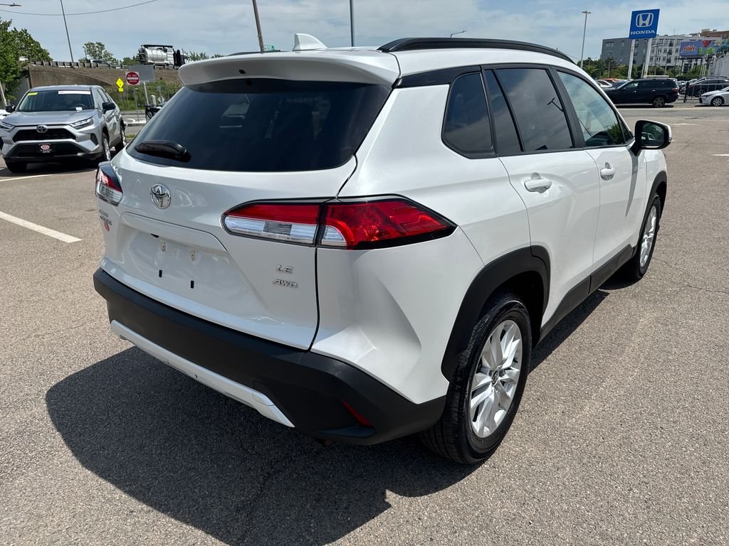 Used 2023 Off-white Toyota LE image 8