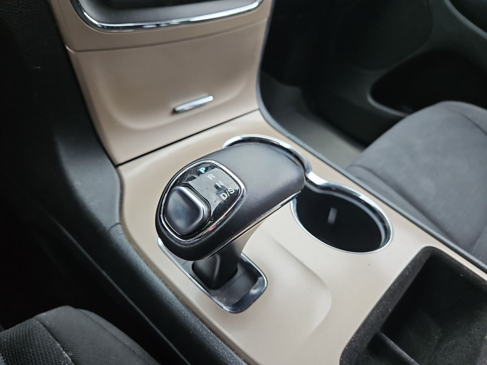 Used 2015 White Jeep Laredo image 27