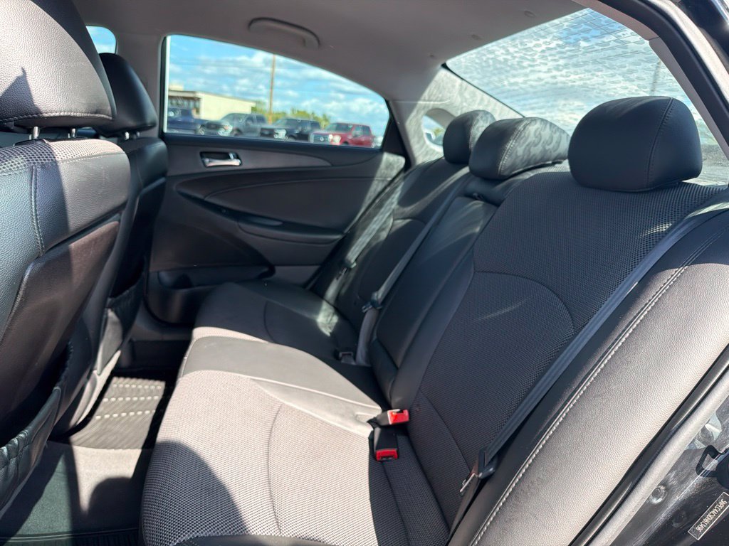 Used 2013 Black Hyundai SE image 10