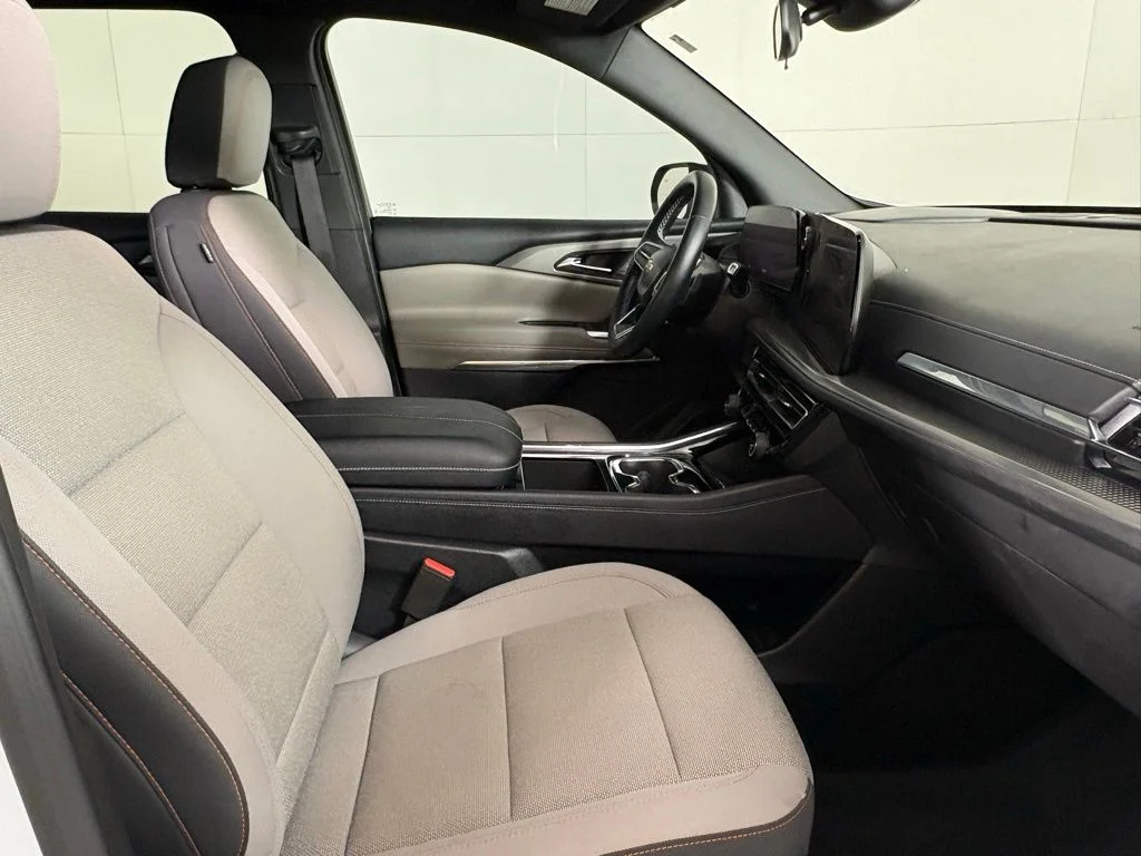 Used 2025 White Chevrolet LT image 12