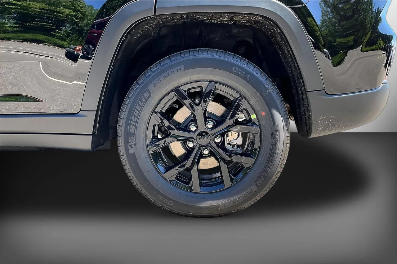 New 2026 Diamond Black Crystal Pearlcoat Jeep Altitude image 33