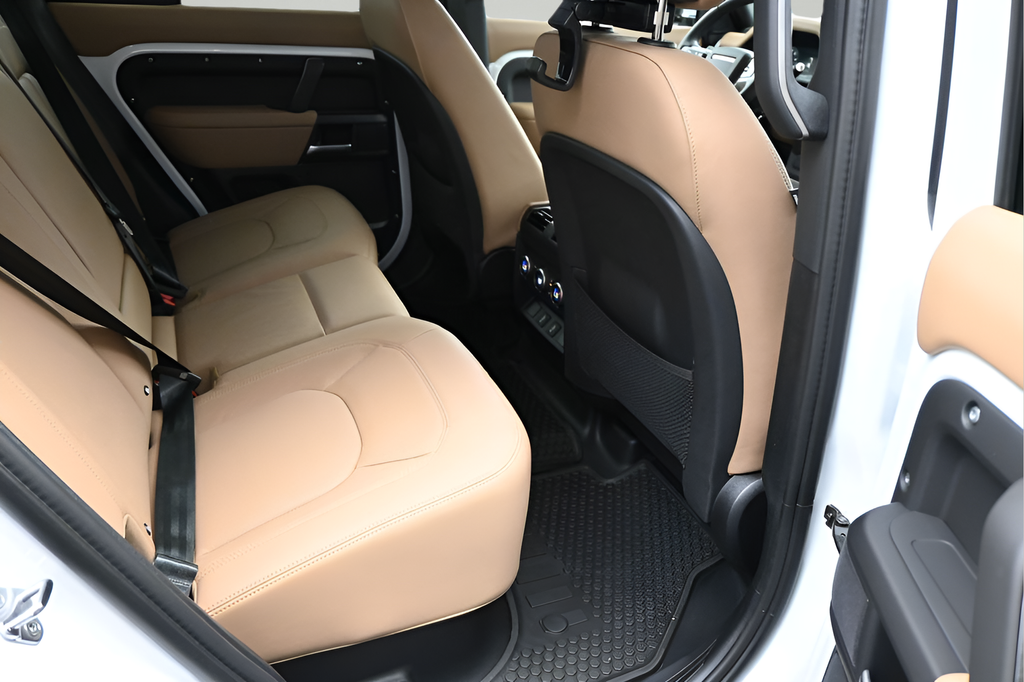 New 2026 White Land Rover X-Dynamic SE image 8