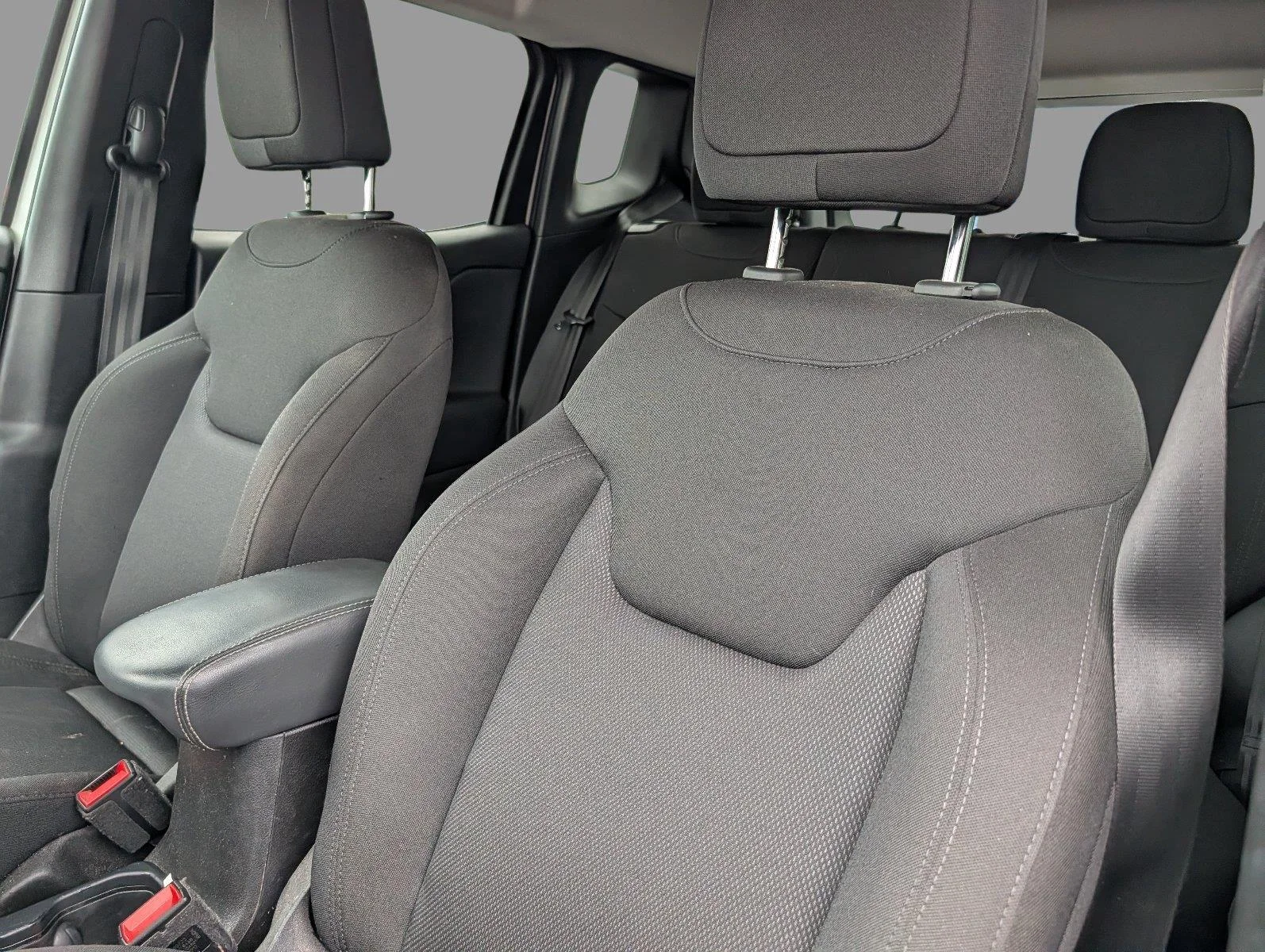 Used 2023 Alpine White Clearcoat Jeep Latitude image 12