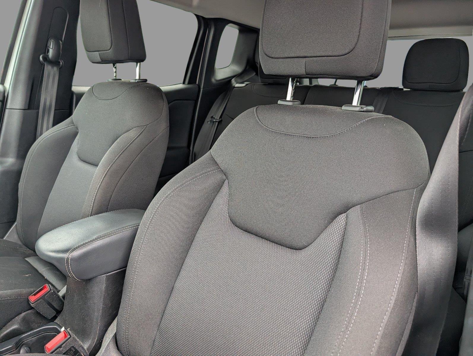 Used 2023 Alpine White Clearcoat Jeep Latitude image 12