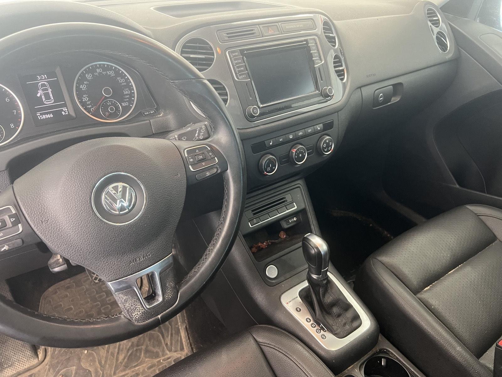 Used 2016 Deep Black Pearl Volkswagen SE image 20