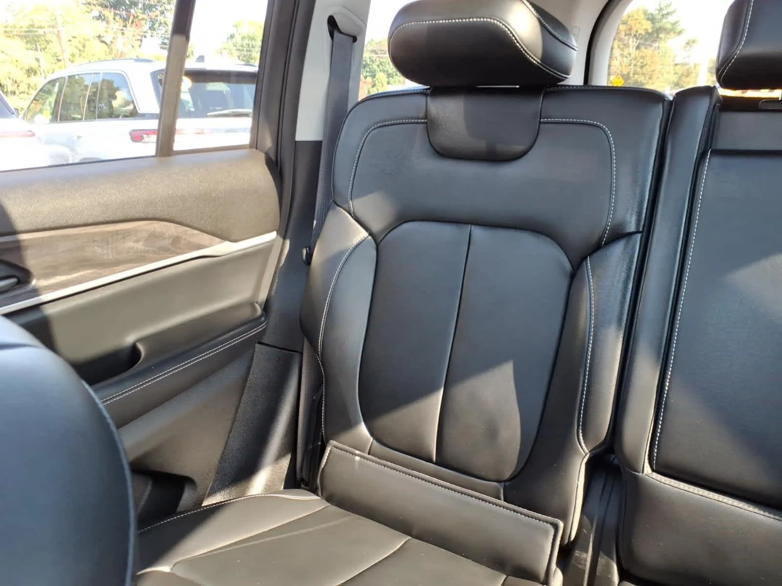 Used 2022 Diamond Black Crystal Pearlcoat Jeep Limited image 17