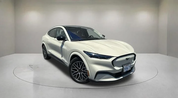 2025 Ford Mustang-Mach-e Premium's photo