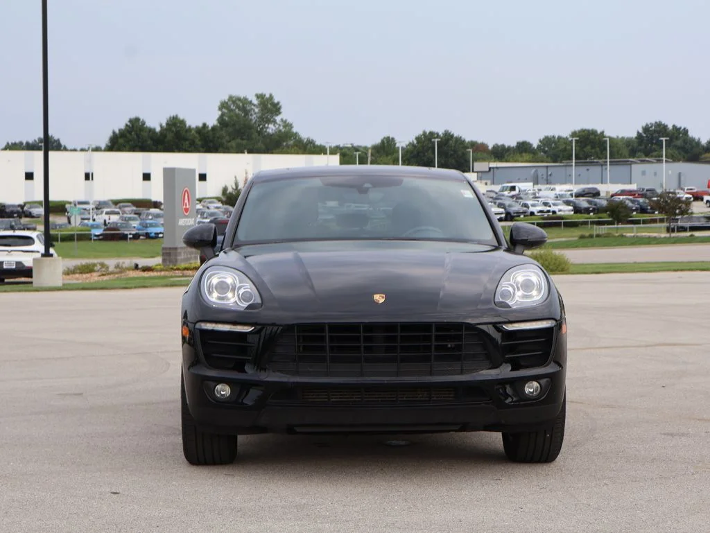Used 2018  Porsche Base image 2