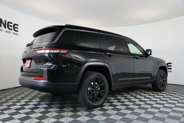 New 2026 Diamond Black Crystal Pearl-Coat Exterior Paint Jeep Altitude image 26