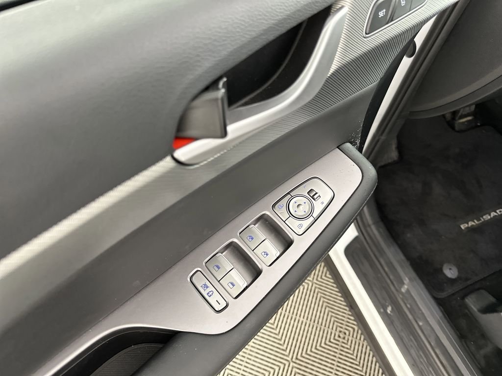 Used 2025 Hyper White Hyundai SEL Premium image 17