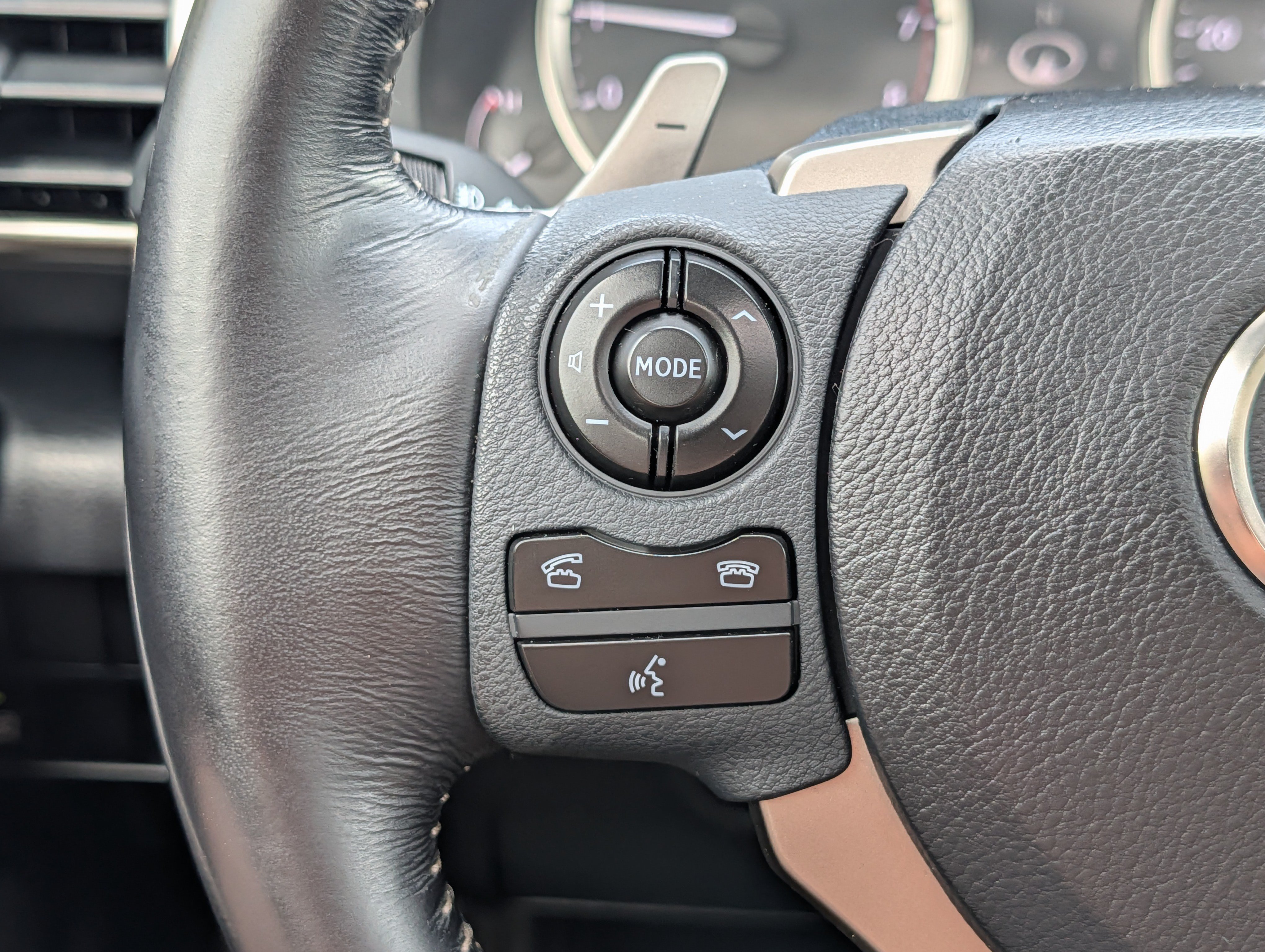 Used 2015 Atomic Silver Lexus  image 31