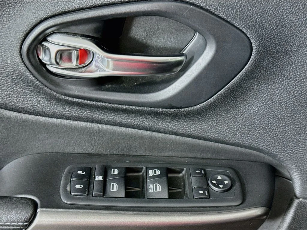 Used 2019 Green Jeep Latitude Plus image 21