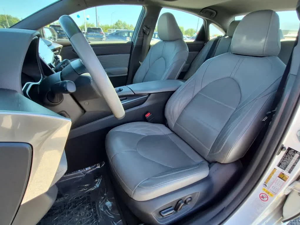 Used 2019 Wind Chill Pearl Toyota Limited image 10