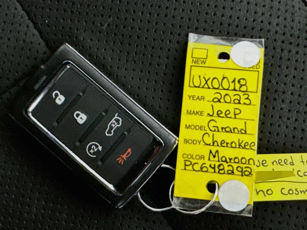Used 2023 Red Jeep Altitude image 37