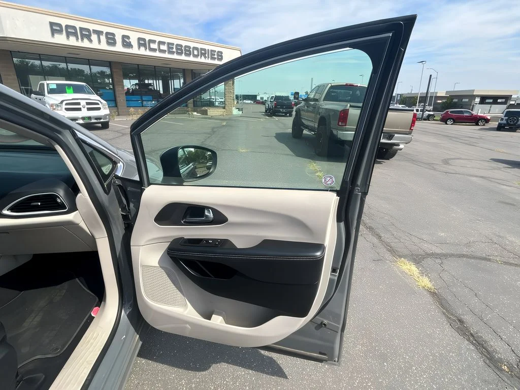 2023 Chrysler Pacifica Touring L - Photo 36
