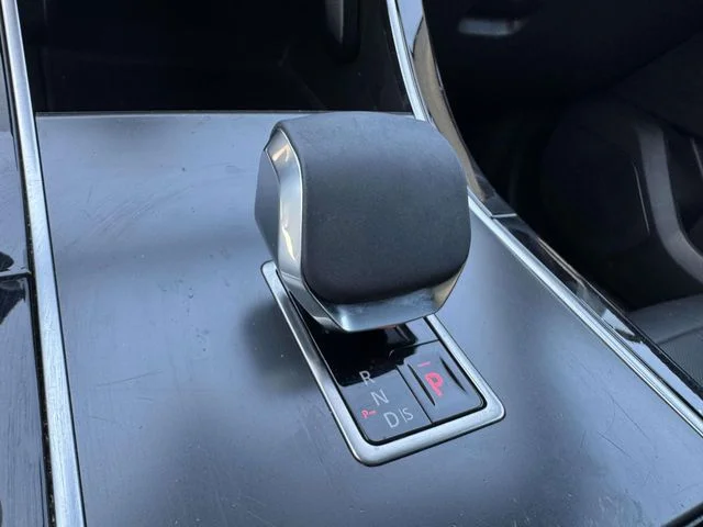 Used 2025 White Land Rover Dynamic SE image 33