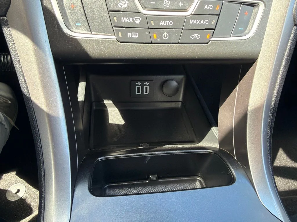 Used 2020 Blue Ford SE image 9