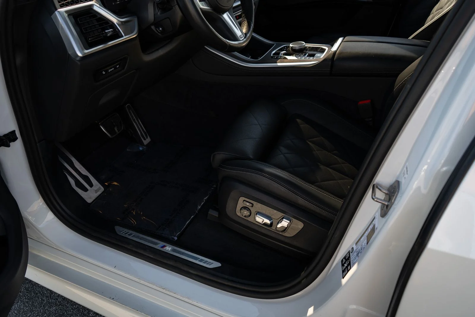 Used 2024 White BMW xDrive40i image 18