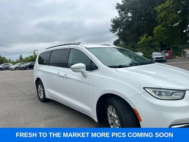 Used 2022 Bright White Clearcoat Chrysler Touring L image 6
