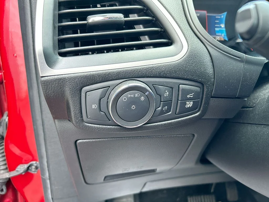 Used 2022 Red Ford SEL image 23