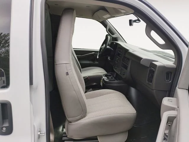 New 2025 Summit White Chevrolet WT image 15
