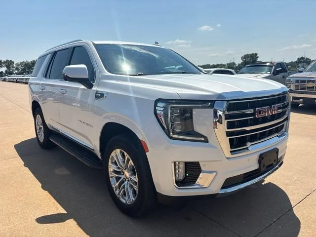 Used 2021 White Frost Tricoat GMC SLT image 1