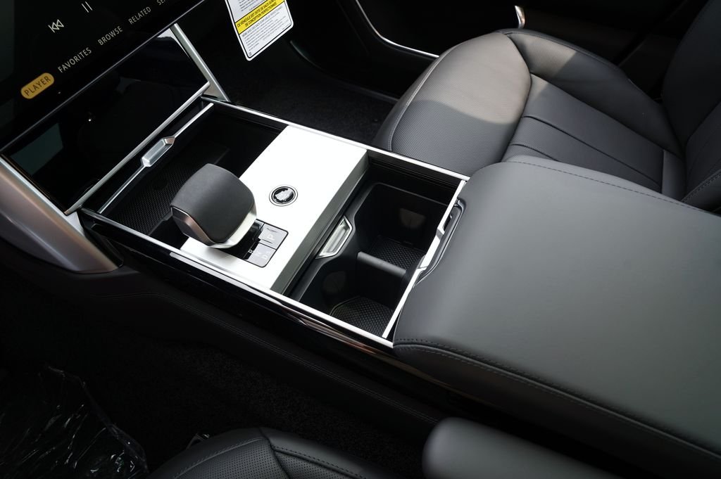 New 2026 Santorini Black Land Rover SE image 32