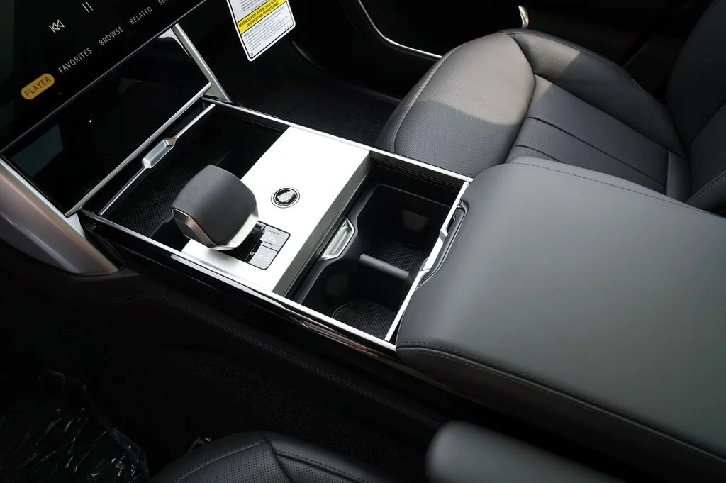 New 2026 Santorini Black Land Rover SE image 32