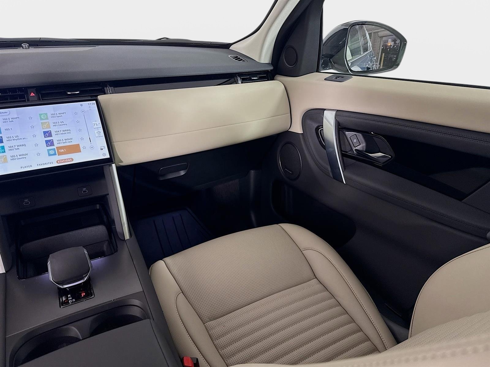 Used 2025 Blue Land Rover S image 26