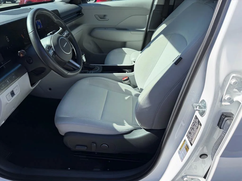 Used 2025 White Hyundai SEL image 8