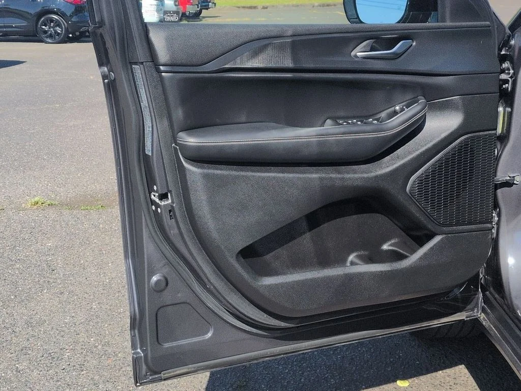 Used 2023 Baltic Gray Metallic Clearcoat Jeep Altitude X image 9