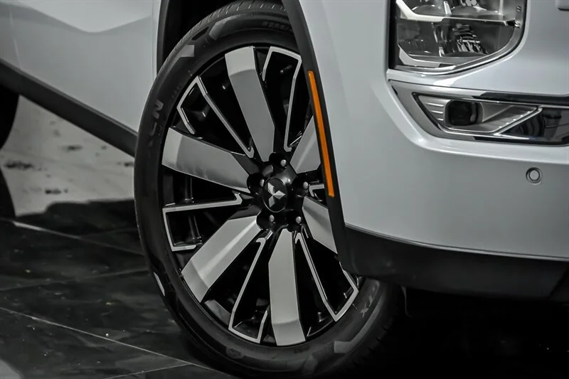 Used 2025 White Diamond Mitsubishi SE image 3