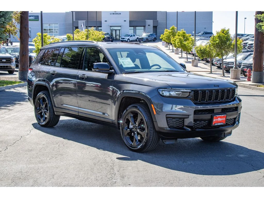 Used 2023 Baltic Gray Metallic Clearcoat Jeep Altitude image 2