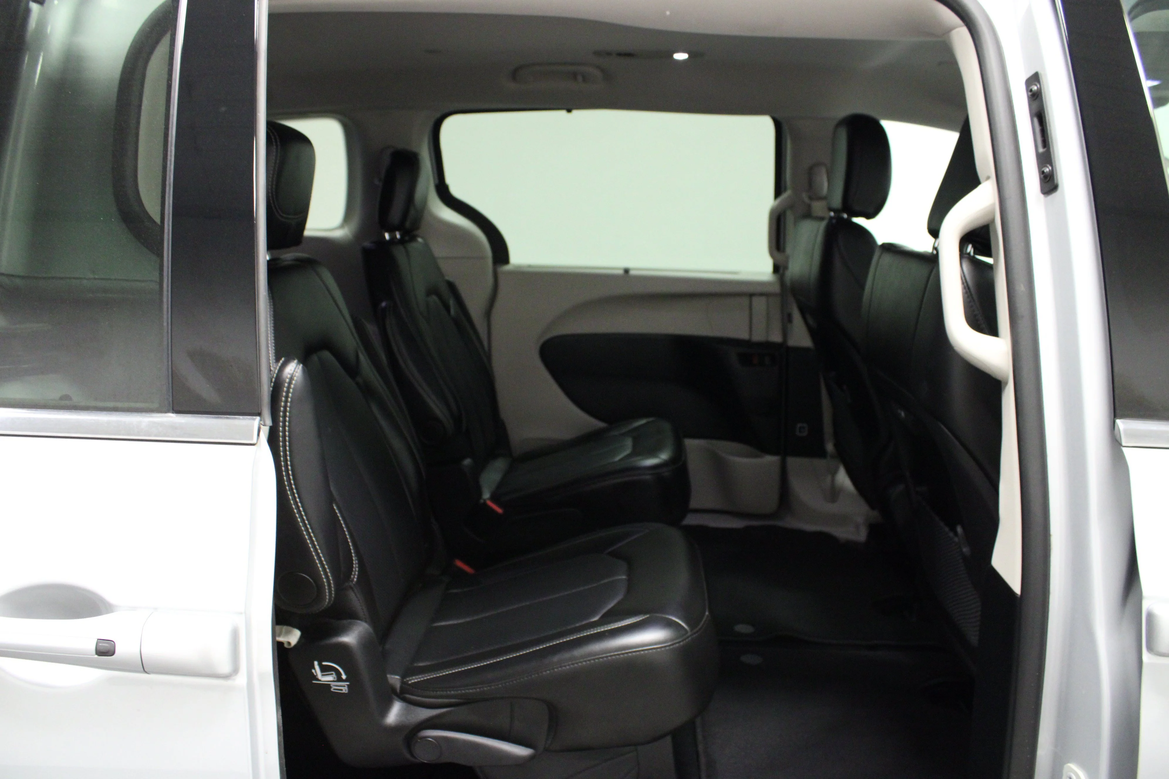 Used 2024 Silver Mist Clearcoat Chrysler Touring L image 16