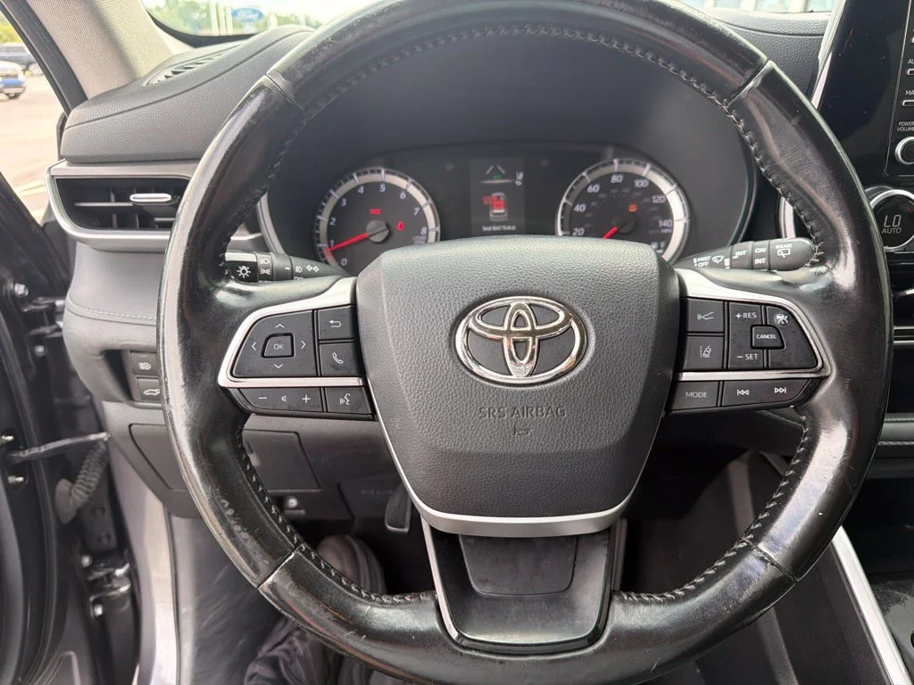 Used 2022 Magnetic Gray Metallic Toyota LE image 22