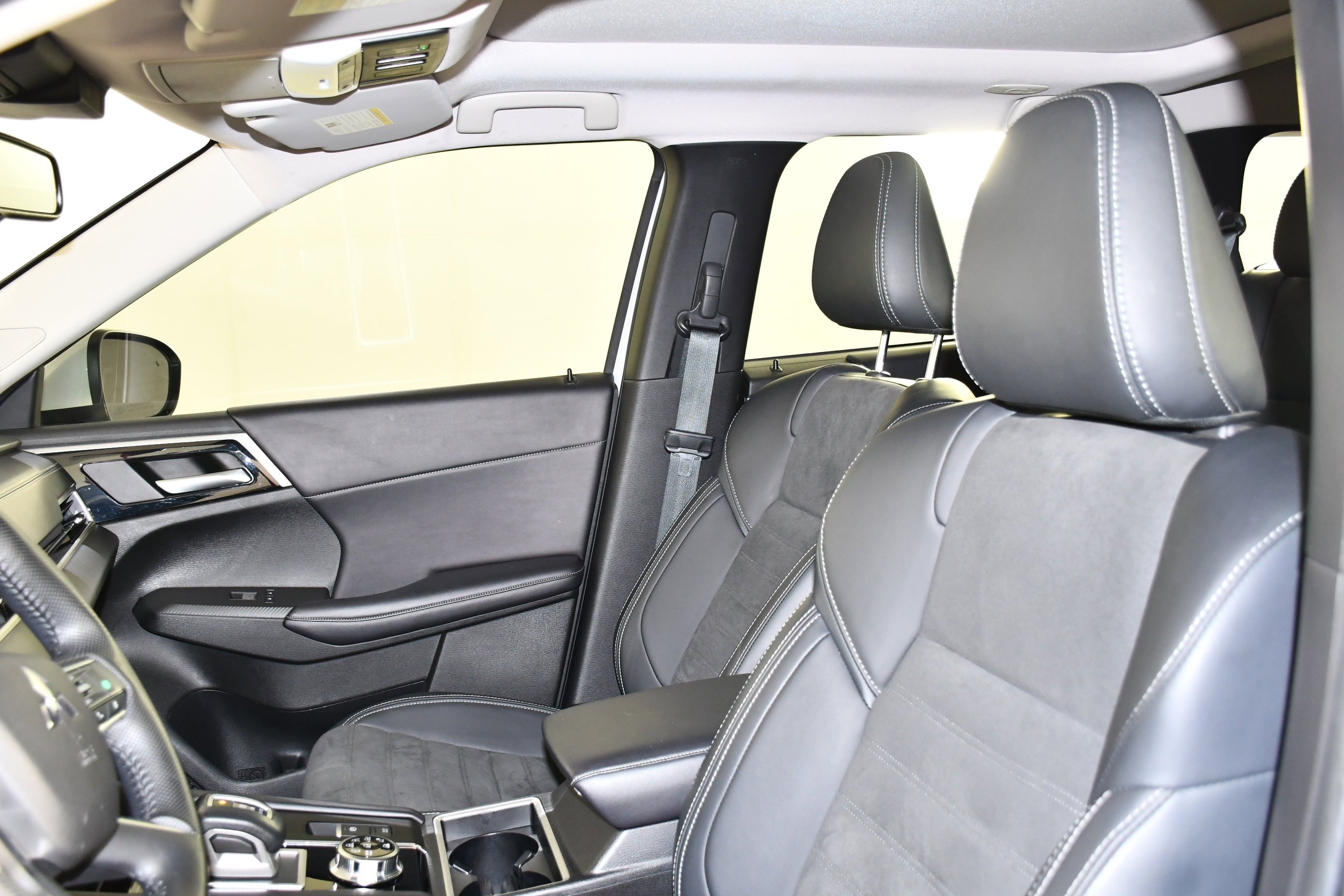 Certified Used 2024 White Diamond Mitsubishi SE image 27