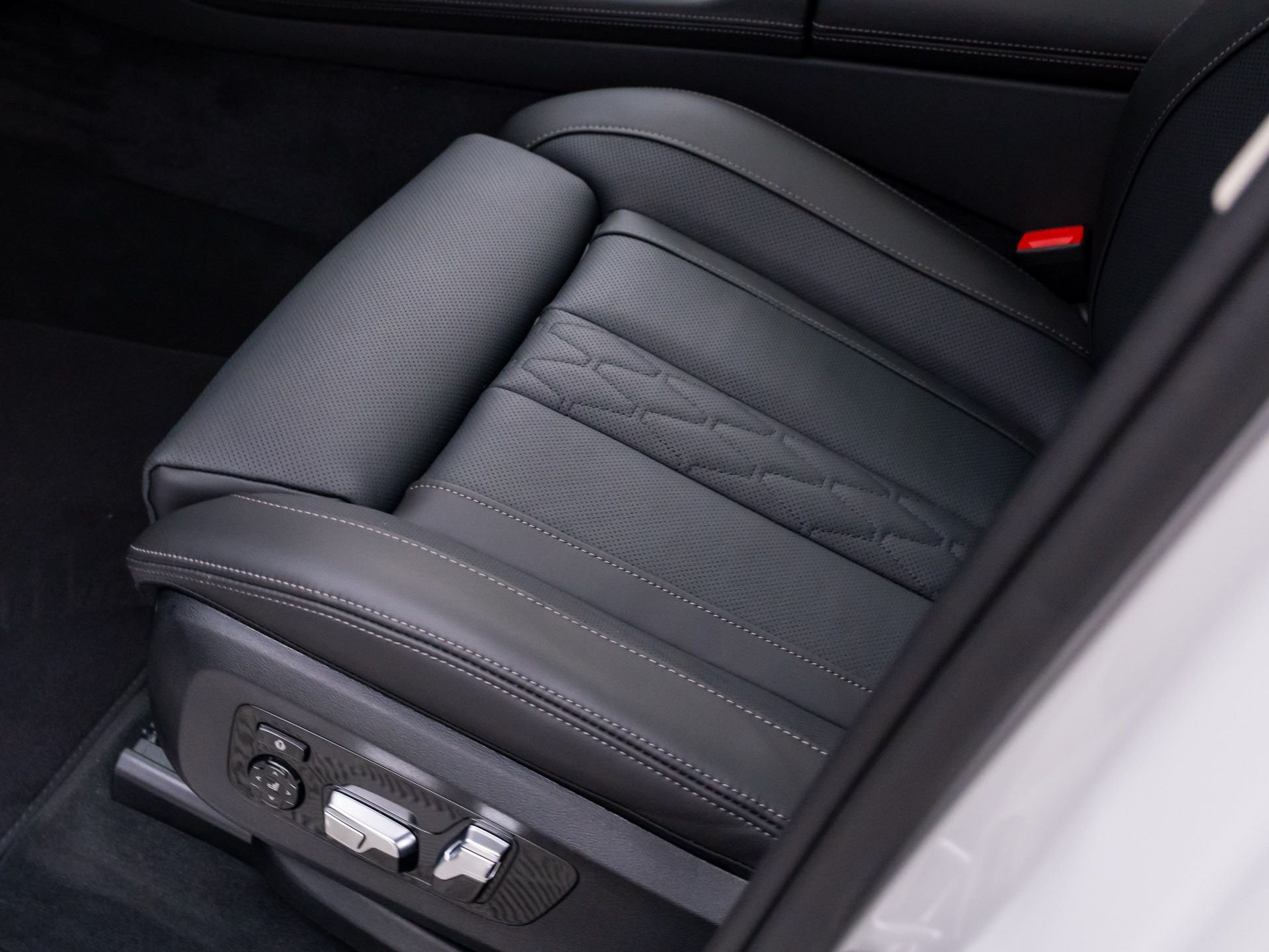 New 2026 Mineral White Metallic BMW xDrive40i image 16