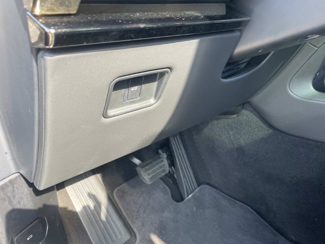 Used 2025 Silver Land Rover SE image 25