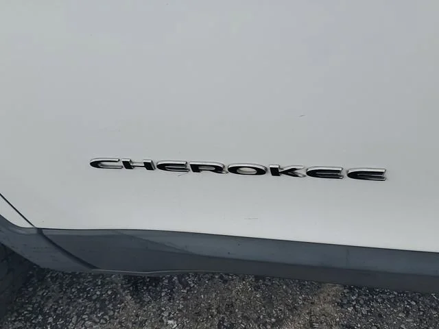 Used 2018 White Jeep Latitude Plus image 26