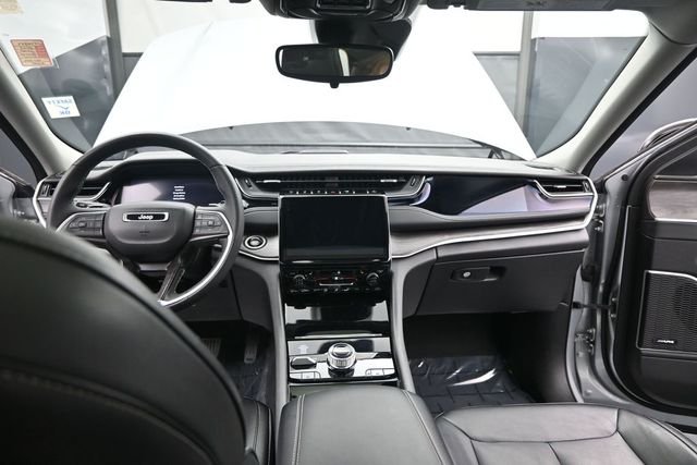 Used 2023 Silver Jeep 4xe image 9