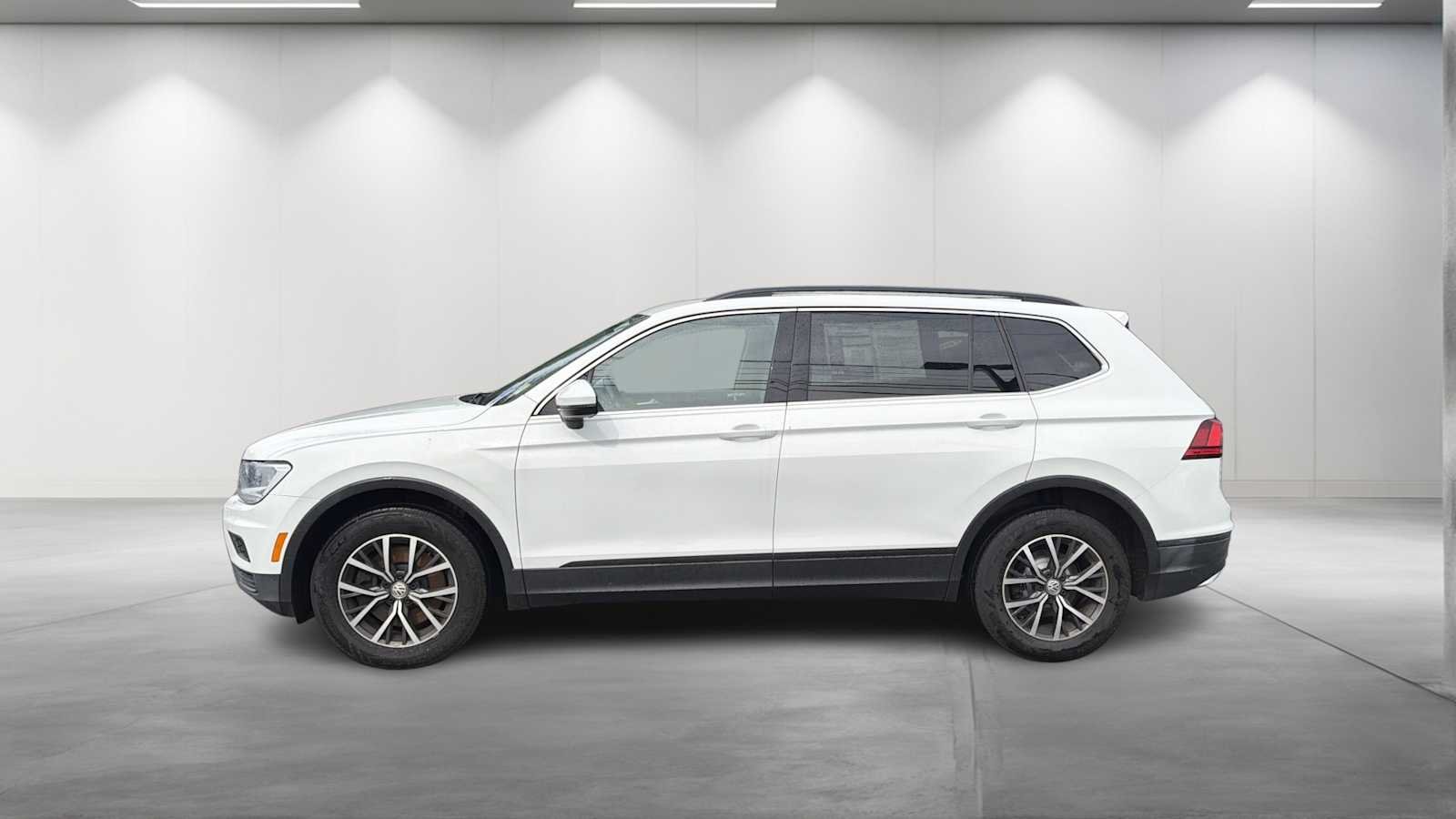 Used 2019 Pure White Volkswagen SE image 4