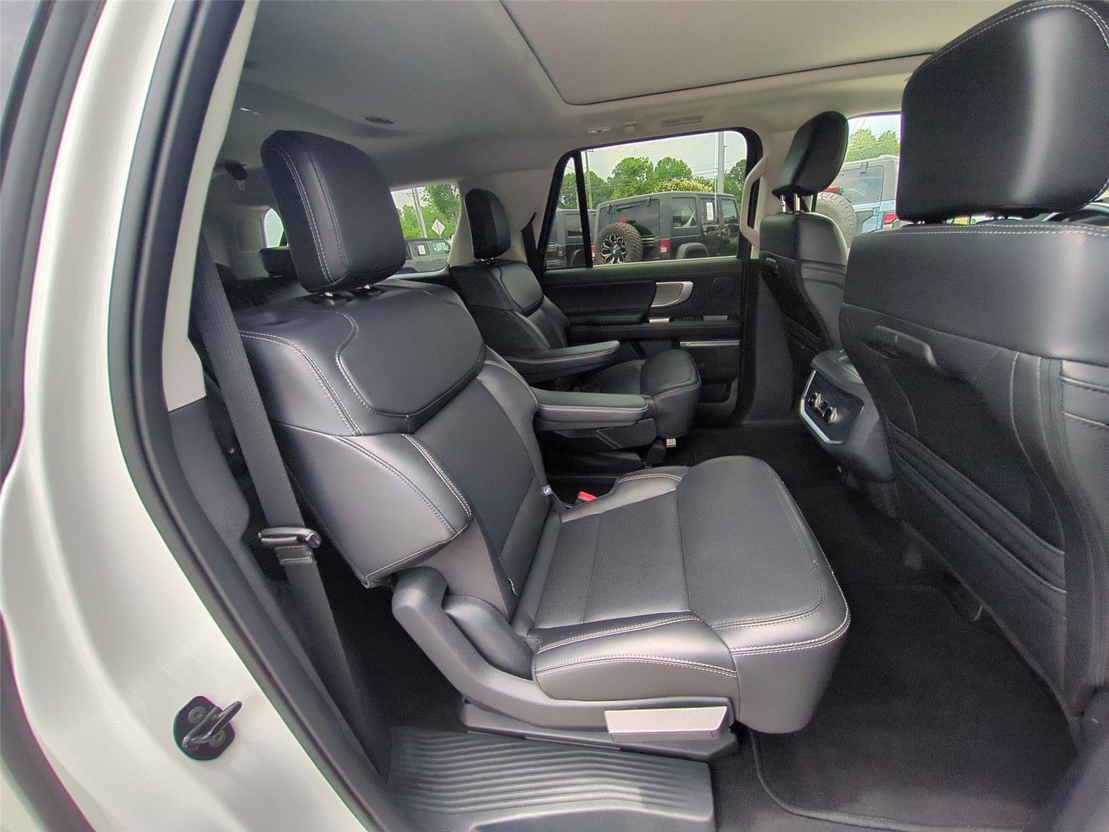 Used 2025 Star White Ford Platinum image 38