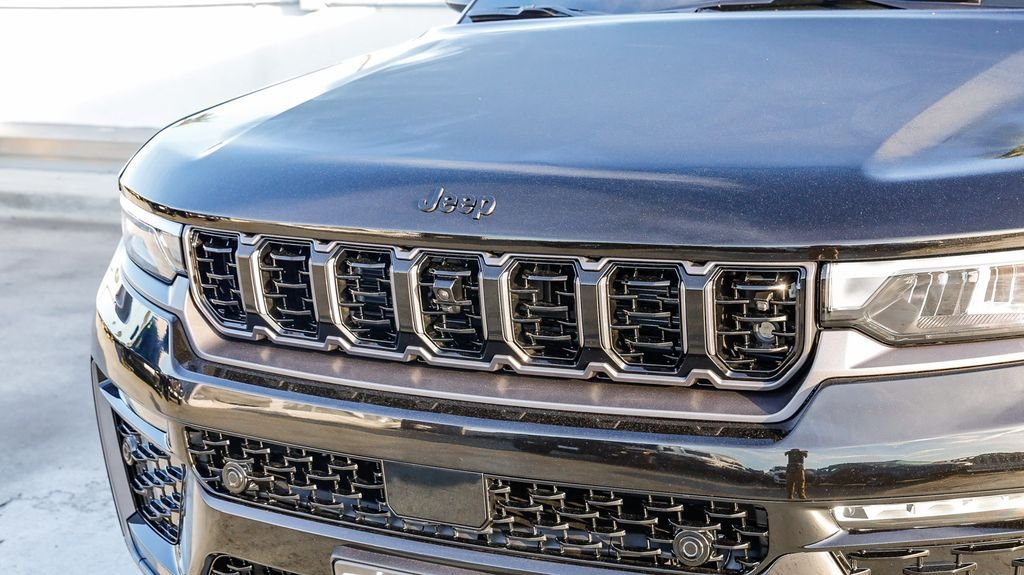 New 2026 Diamond Black Crystal Pearlcoat Jeep Limited Reserve image 6