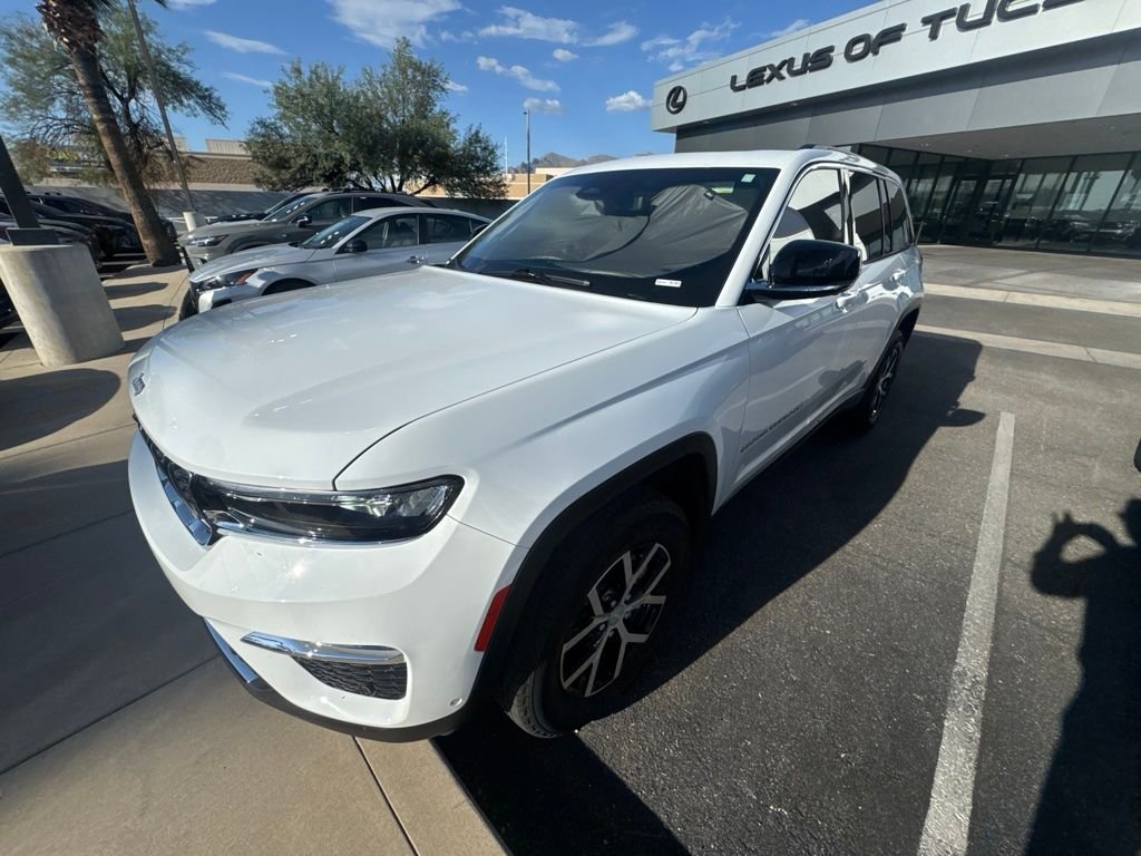 Used 2024 White Jeep Limited image 9