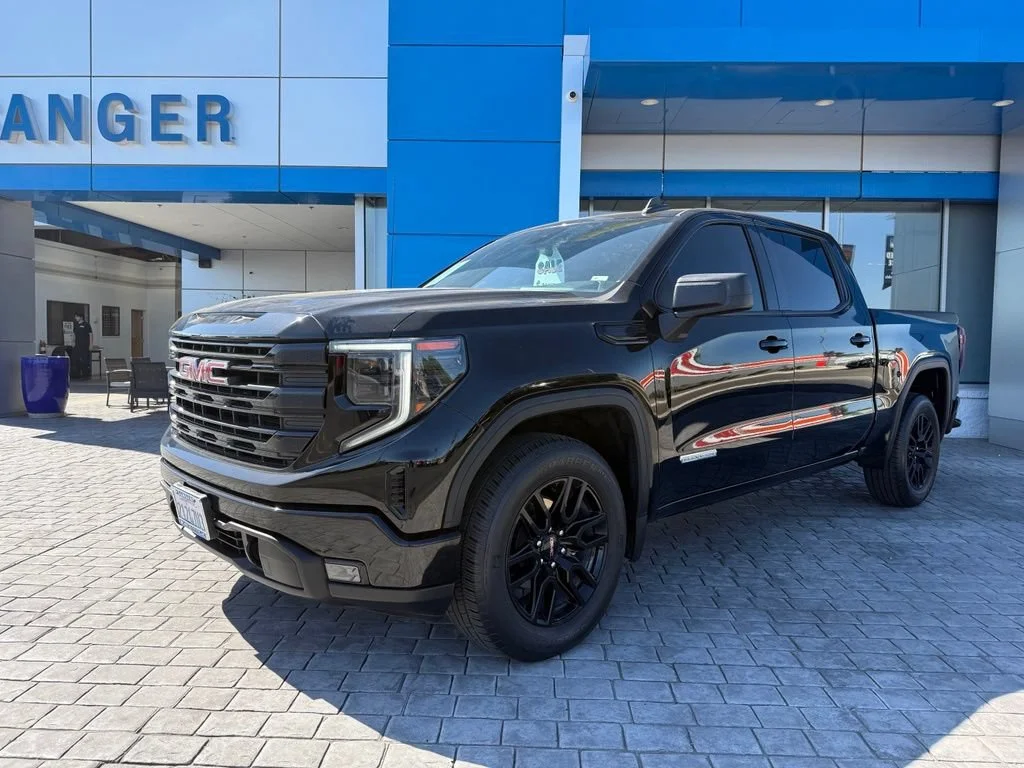 Used 2023 Onyx Black GMC Elevation image 4