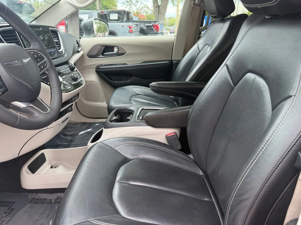Used 2022 Crystal Metallic Chrysler Touring L image 18