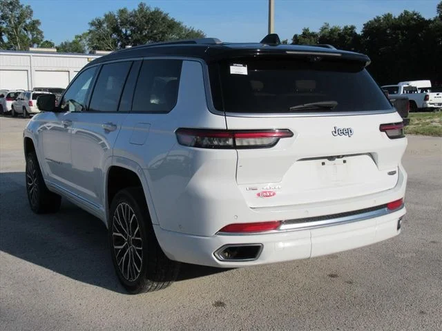 Used 2023 White/off-white Jeep Summit image 3