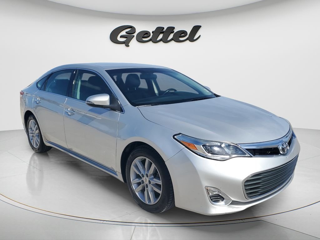 Used 2014 Silver Toyota XLE image 3