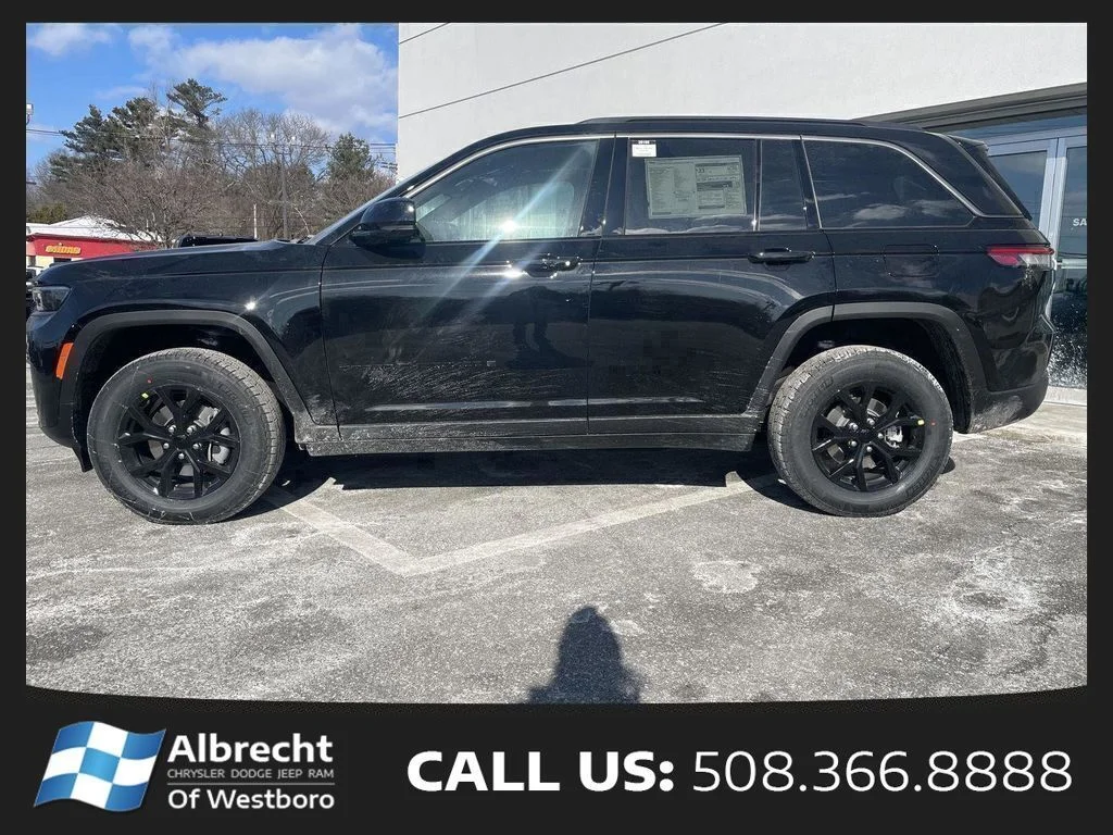 New 2026 Diamond Black Crystal Pearl-Coat Exterior Paint Jeep Altitude image 2