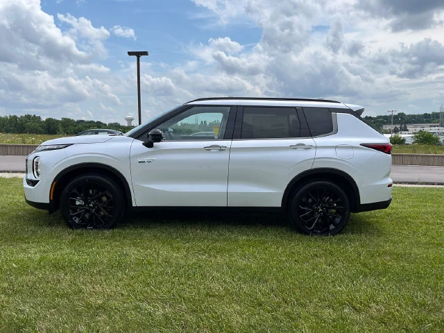 Used 2025 White Mitsubishi SEL Black Edition image 2